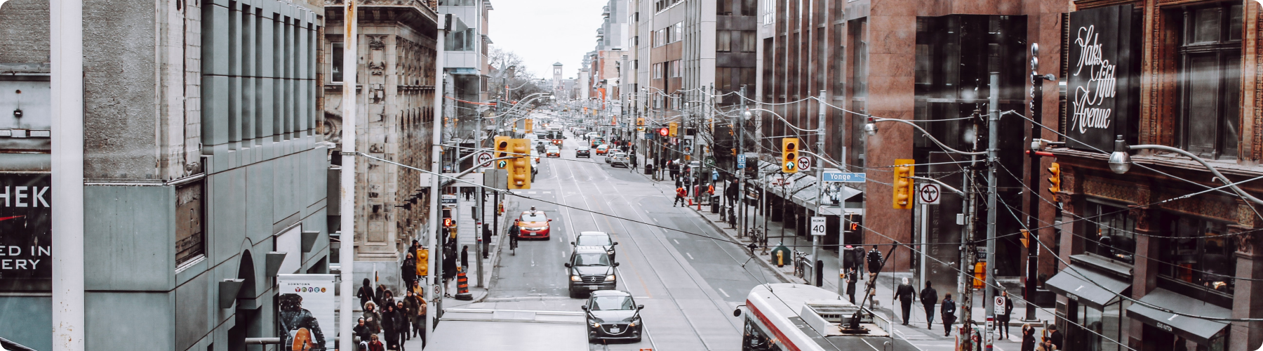 une rue achalandée en centre-ville